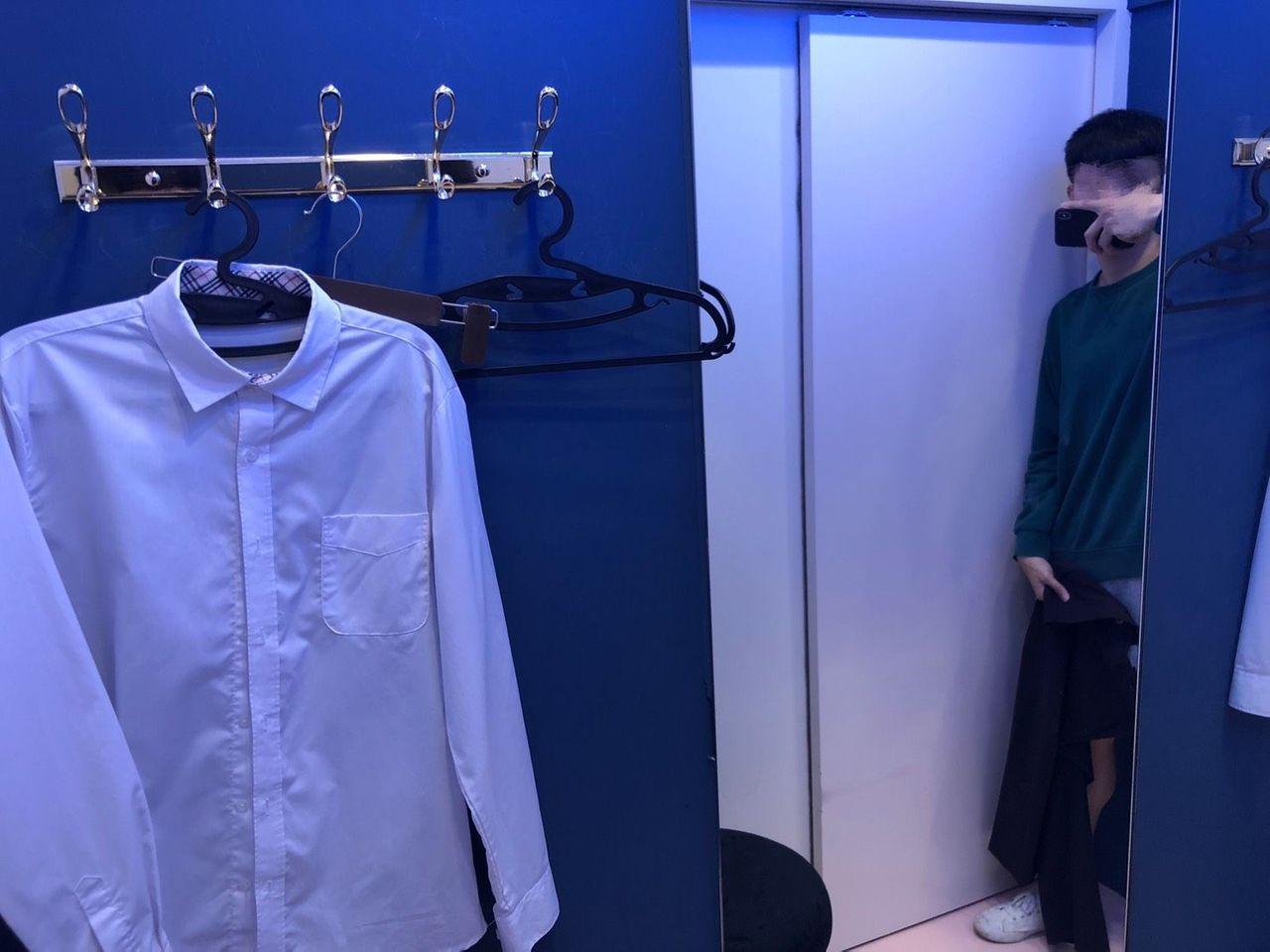 서울 에뛰드교복 매장에서 교복 착용 후 거울을 보는 모습